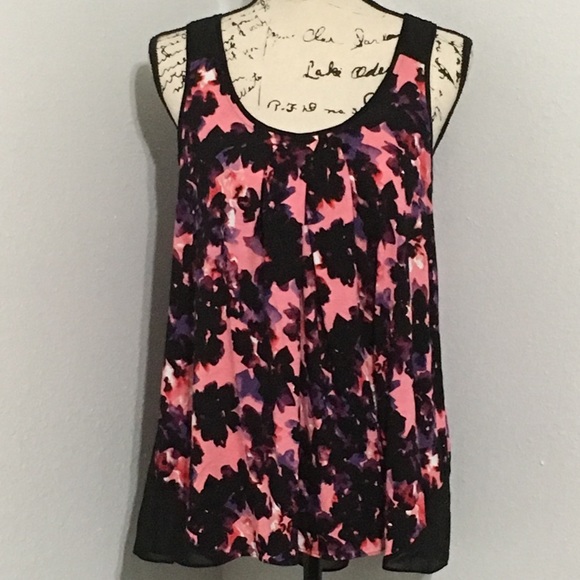 Simply Vera Vera Wang Tops - EUC SIMPLY VERA Beautiful Top Has Black Net Insets